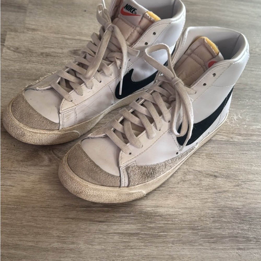 Women's size 9  Nike Blazer Mid '77 shoes
